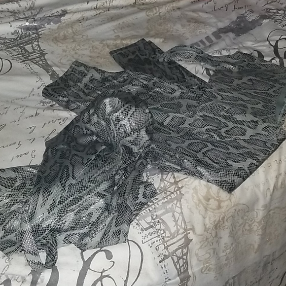 Fashion nova 3 piece snakeskin set - Picture 3 of 4